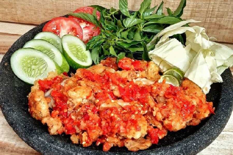 Ayam Geprek Avice 2: Rasa Pedas yang Menggoda di Jantung Cilacap